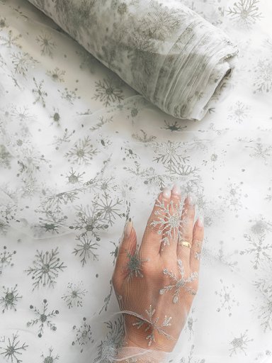 Серебряные снежинки на белом еврофатине